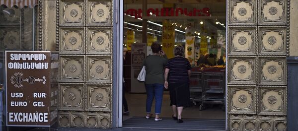 Активисты заблокировали вход супермаркета Yerevan City (2 мая 2018). Проспект Маштоца, Ереван - Sputnik Արմենիա