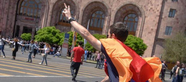 Активисты на заблокированной площади Республики (2 мая 2018). Еревaн - Sputnik Армения