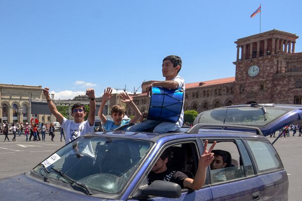 Активисты на заблокированной площади Республики (2 мая 2018). Ереван - Sputnik Армения