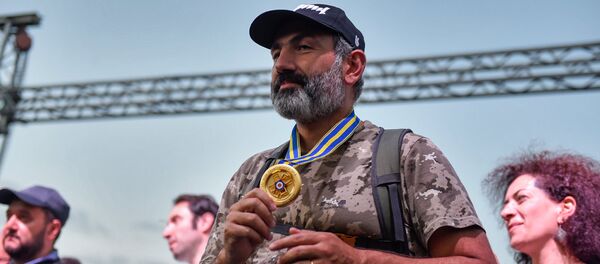 Никол Пашинян с золотой медалью Фердинанда Карапетяна во время митинга на площади Республики (2 мая 2018). Еревaн Никол Пашинян с золотой медалью Фердинанда Карапетяна во время митинга на площади Республики (2 мая 2018). Еревaн - Sputnik Армения