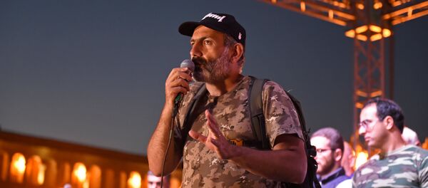 Речь Никола Пашиняна во время митинга на площади Республики (2 мая 2018). Еревaн Речь Никола Пашиняна во время митинга на площади Республики (2 мая 2018). Еревaн - Sputnik Армения