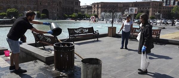 Молодежь убирает на площади Республики, после прошедшего накануне митинга в Ереване - Sputnik Армения