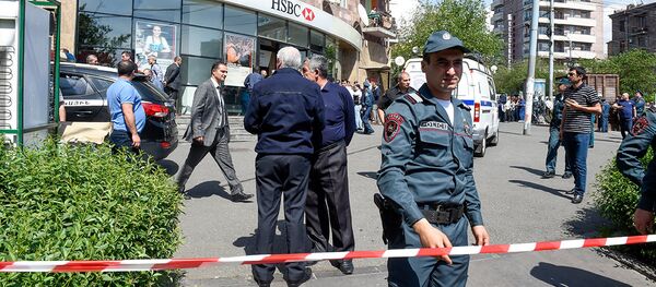 Ситуация возле банка HSBC на проспекте Комитаса (3 мая 2018). Еревaн - Sputnik Армения