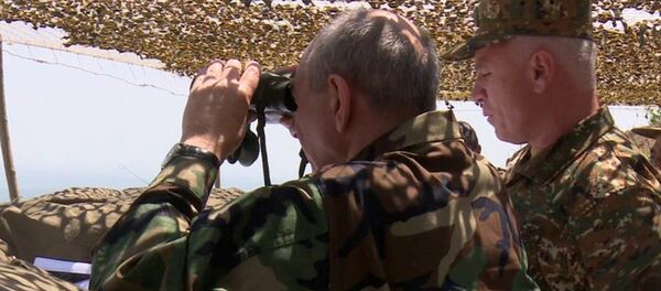 Президент Арцаха Бако Саакян на передовой - Sputnik Армения