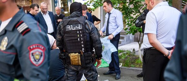 Ситуация возле банка HSBC на проспекте Комитаса (3 мая 2018). Еревaн Ситуация возле банка HSBC на проспекте Комитаса (3 мая 2018). Еревaн - Sputnik Армения