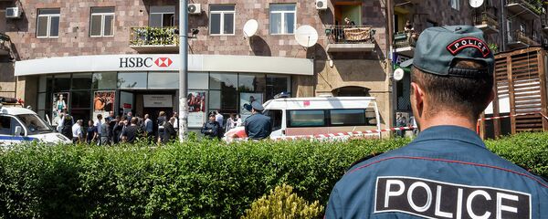 Ситуация возле банка HSBC на проспекте Комитаса (3 мая 2018). Еревaн Ситуация возле банка HSBC на проспекте Комитаса (3 мая 2018). Еревaн - Sputnik Արմենիա