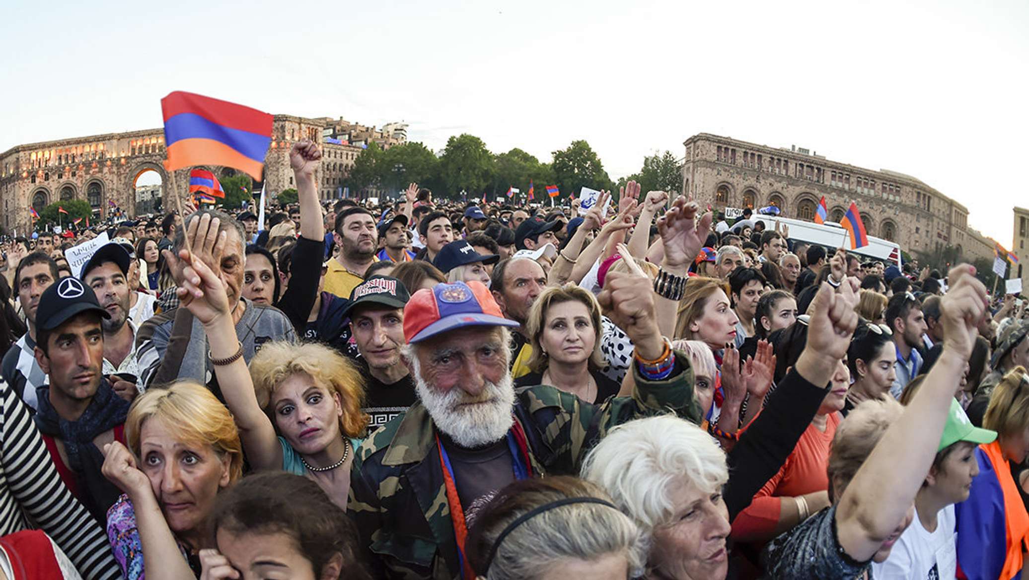 Пашинян бархатная революция. Бархатная революция в армении 2018. Революция роз в грузии 2003 шеварднадзе. Революция в армении 2018. Революция в грузии 2003.