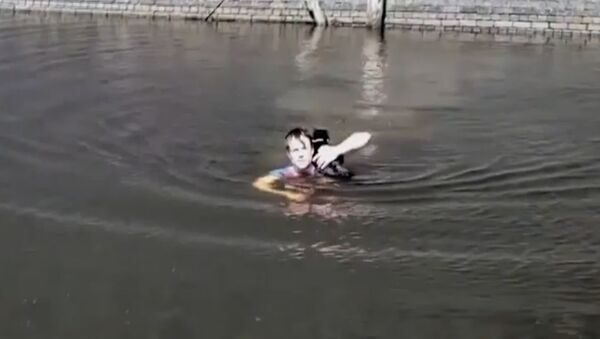 Мужчина спас застрявшего посреди водоема кота - Sputnik Արմենիա