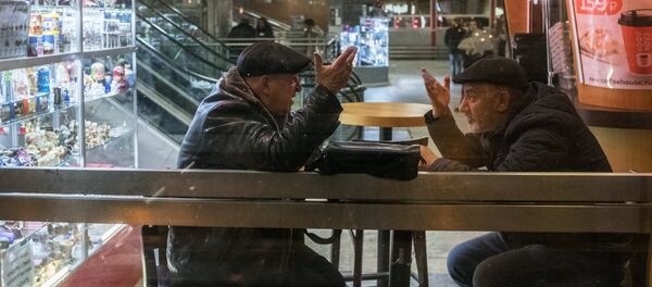 Мужчины за столиком кафе в Москве - Sputnik Армения