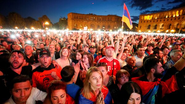Реакция сторонников Никола Пашиняна, собравшихся на площади Республики после того, как Парламент РА не выбрал оппозиционного лидера премьером страны (1 мая 2018). Еревaн - Sputnik Արմենիա