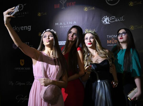 Посетительницы финала конкурса красоты Mrs&Ms Russia Earth 2018 снимают селфи на память в банкетном зале Мир - Sputnik Армения