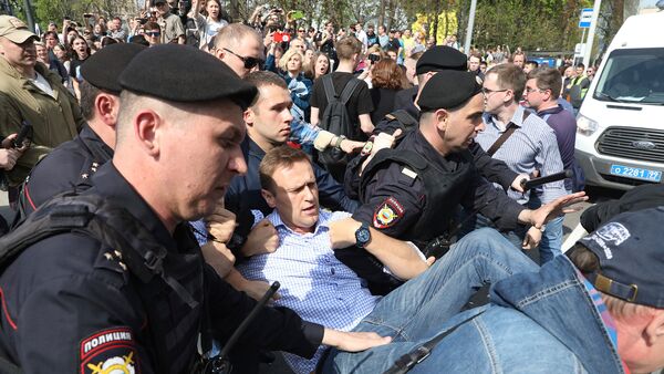 Полиция подвергла приводу Алексея Навального на Пушкинской площади (5 мая 2018). Москва - Sputnik Армения