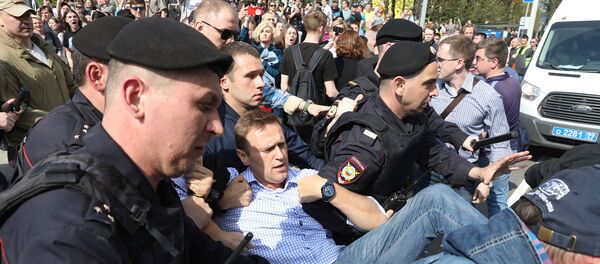 Полиция подвергла приводу Алексея Навального на Пушкинской площади (5 мая 2018). Москва - Sputnik Армения