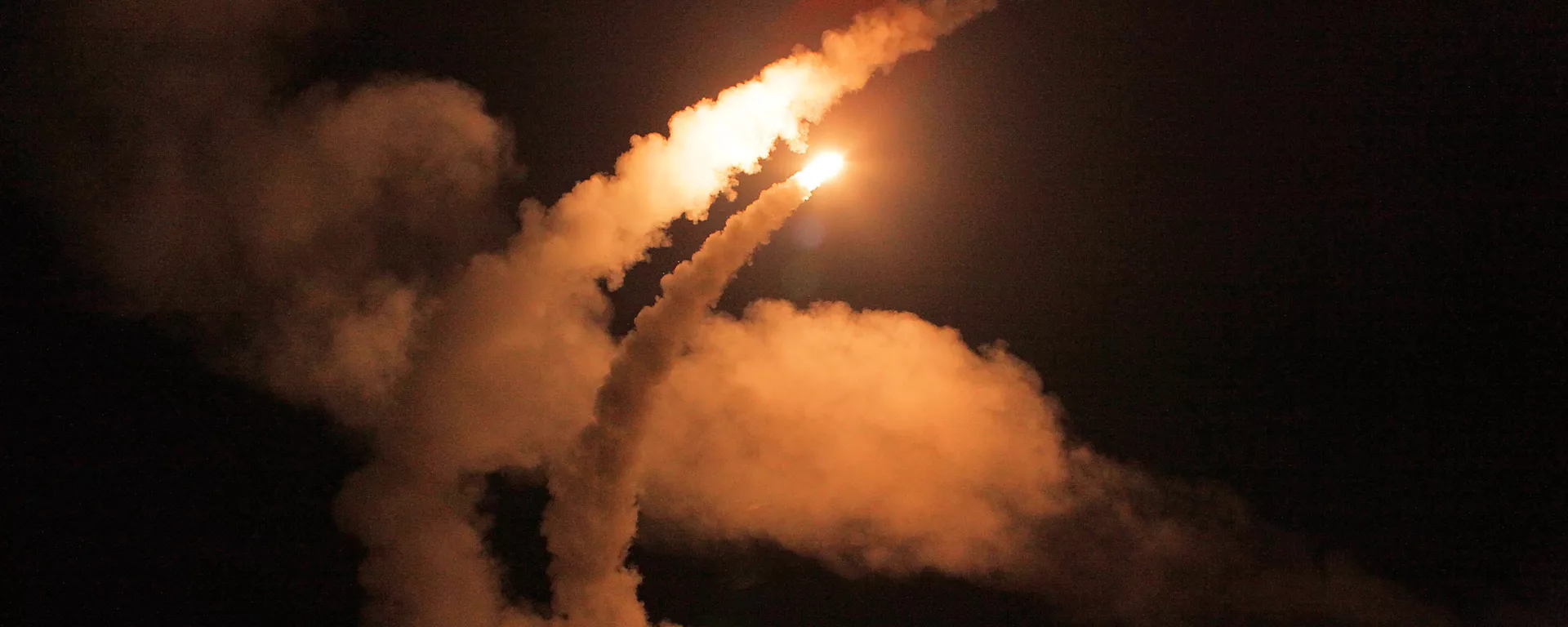 Ночной пуск ракет зенитными ракетными системами С-400 Триумф - Sputnik Армения, 1920, 17.08.2020