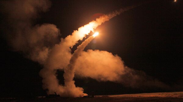 Ночной пуск ракет зенитными ракетными системами С-400 Триумф - Sputnik Արմենիա