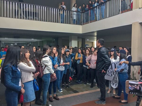 Студенты требуют отставки ректора ШГУ (7 мая 2018). Гюмри Студенты требуют отставки ректора ШГУ (7 мая 2018). Гюмри - Sputnik Արմենիա