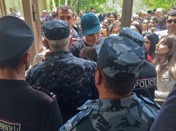 Студенты требуют отставки ректора ШГУ (7 мая 2018). Гюмри Студенты требуют отставки ректора ШГУ (7 мая 2018). Гюмри - Sputnik Արմենիա