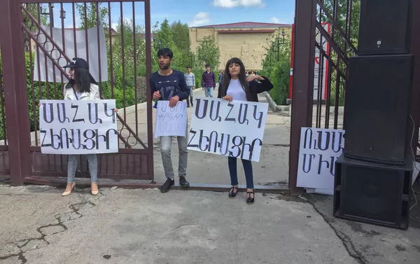 Студенты требуют отставки ректора ШГУ (7 мая 2018). Гюмри Студенты требуют отставки ректора ШГУ (7 мая 2018). Гюмри - Sputnik Армения