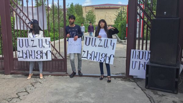 Студенты требуют отставки ректора ШГУ (7 мая 2018). Гюмри - Sputnik Արմենիա