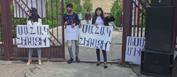 Студенты требуют отставки ректора ШГУ (7 мая 2018). Гюмри Студенты требуют отставки ректора ШГУ (7 мая 2018). Гюмри - Sputnik Արմենիա