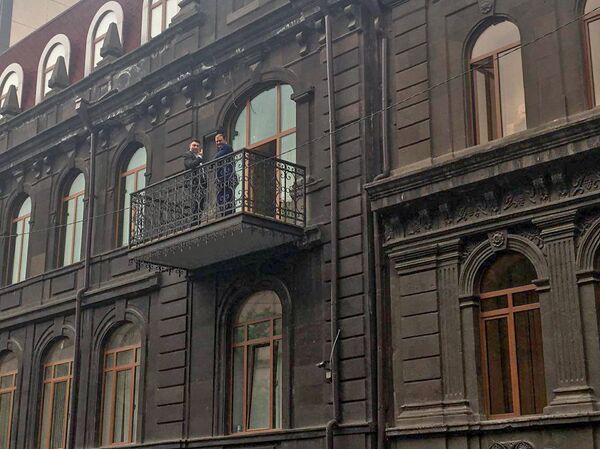 Члены РПА, секретарь фракции РПА Эдуард Шармазанов и мэр Еревана Тарон Маргарян на балконе - Sputnik Արմենիա