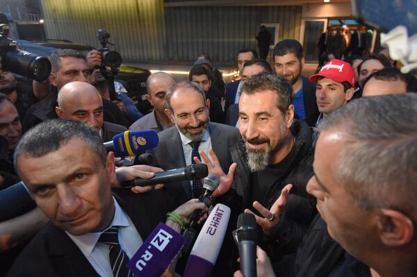 Серж Танкян прибыл в Ереван (7 мая 2018). Аэропорт Звартноц - Sputnik Արմենիա