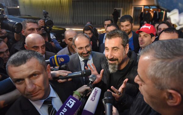Серж Танкян прибыл в Ереван (7 мая 2018). Аэропорт Звартноц - Sputnik Армения
