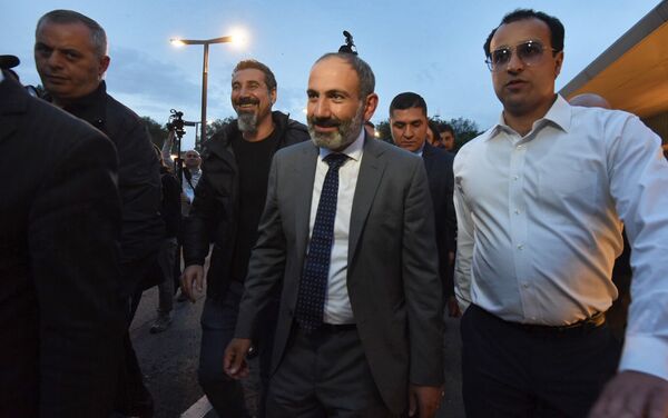 Серж Танкян прибыл в Ереван (7 мая 2018). Аэропорт Звартноц - Sputnik Армения