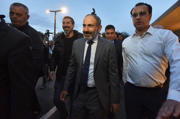 Серж Танкян прибыл в Ереван (7 мая 2018). Аэропорт Звартнoц - Sputnik Արմենիա