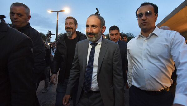 Серж Танкян прибыл в Ереван (7 мая 2018). Аэропорт Звартнoц - Sputnik Արմենիա