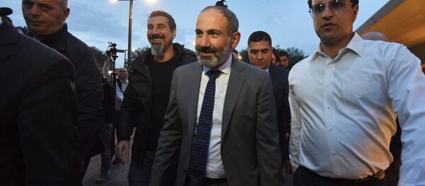 Серж Танкян прибыл в Ереван (7 мая 2018). Аэропорт Звартноц Серж Танкян прибыл в Ереван (7 мая 2018). Аэропорт Звартноц - Sputnik Армения