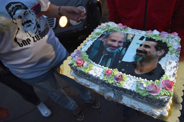 Серж Танкян прибыл в Ереван (7 мая 2018). Аэропорт Звартнoц - Sputnik Արմենիա