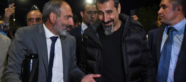 Никол Пашинян и Серж Танкян пешком подходят к площади Республики (7 мая 2018). Еревaн Никол Пашинян и Серж Танкян пешком подходят к площади Республики (7 мая 2018). Еревaн - Sputnik Армения