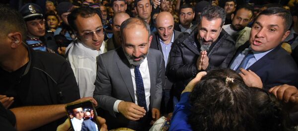 Никол Пашинян и Серж Танкян пешком подходят к площади Республики (7 мая 2018). Еревaн Никол Пашинян и Серж Танкян пешком подходят к площади Республики (7 мая 2018). Еревaн - Sputnik Արմենիա