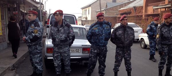 Полицейские на улице Норк Мараш в Ереване, где произошло задержание иностранцев, предположительно задумавших теракт на территории РА Полицейские на улице Норк Мараш в Ереване, где произошло задержание иностранцев, предположительно задумавших теракт на территории РА - Sputnik Армения