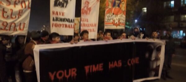 Футбольные фанаты на шествии требовали отставки президента Федерации футбола Футбольные фанаты на шествии требовали отставки президента Федерации футбола - Sputnik Արմենիա