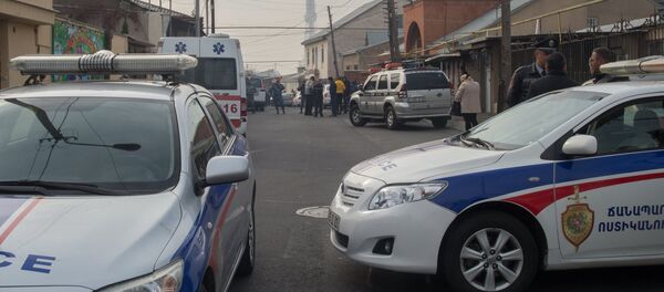 Полицейские на улице Норк Мараш в Ереване, где произошло задержание иностранцев, предположительно задумавших теракт на территории РА Полицейские на улице Норк Мараш в Ереване, где произошло задержание иностранцев, предположительно задумавших теракт на территории РА - Sputnik Армения