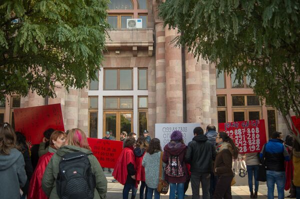 Митинг у здания Правительства в Ереване против домашнего насилия Митинг у здания Правительства в Ереване против домашнего насилия - Sputnik Արմենիա