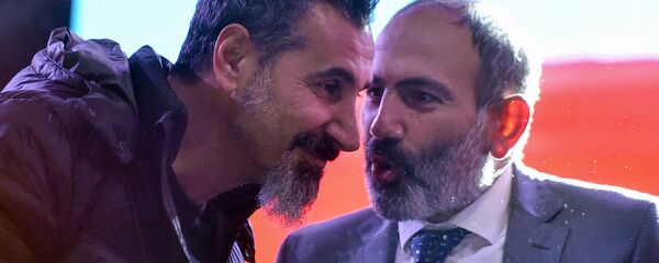 Никол Пашинян и Серж Танкян на площади Республики (7 мая 2018). Еревaн - Sputnik Արմենիա