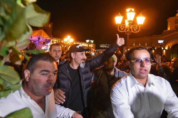 Серж Танкян на площади Республики (7 мая 2018). Еревaн Серж Танкян на площади Республики (7 мая 2018). Еревaн - Sputnik Армения