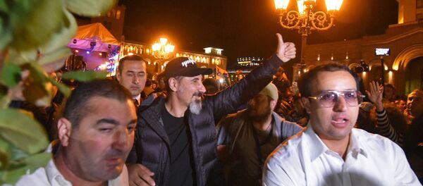 Серж Танкян на площади Республики (7 мая 2018). Еревaн Серж Танкян на площади Республики (7 мая 2018). Еревaн - Sputnik Արմենիա