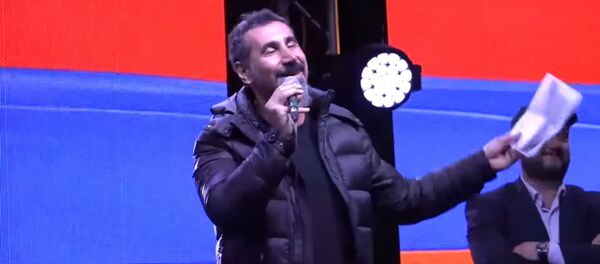 Серж Танкян спел куплет Бари Арагил на площади Республики - Sputnik Армения