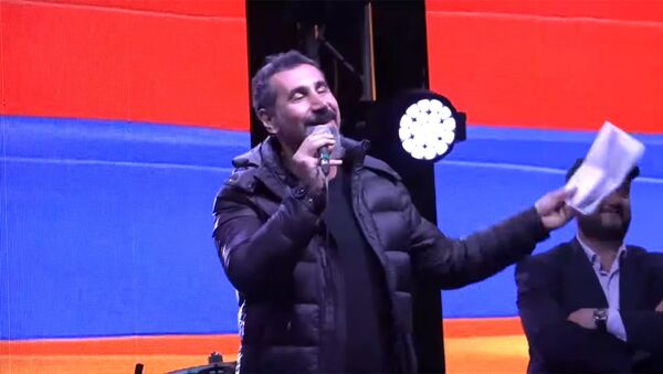 Серж Танкян спел куплет Бари Арагил на площади Республики - Sputnik Արմենիա