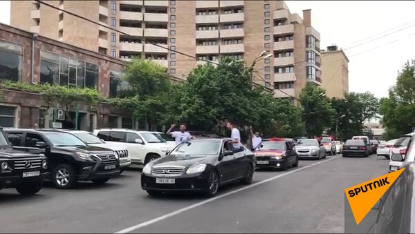 Активисты перекрыли движение на улице Демирчяна - Sputnik Армения