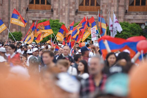 Сторонники Никола Пашиняна собираются на площади Республики (8 мая 2018). Еревaн - Sputnik Армения
