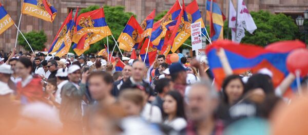 Сторонники Никола Пашиняна собираются на площади Республики (8 мая 2018). Еревaн Сторонники Никола Пашиняна собираются на площади Республики (8 мая 2018). Еревaн - Sputnik Արմենիա