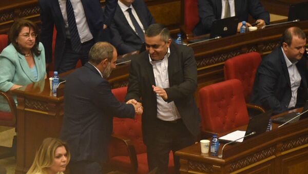 Премьер-министр Армении Никол Пашинян получает поздравления в НС (8 мая 2018). Еревaн - Sputnik Արմենիա