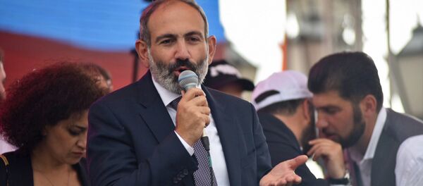 Премьер-министр Армении Никол Пашинян на площади Республики (8 мая 2018). Еревaн - Sputnik Армения