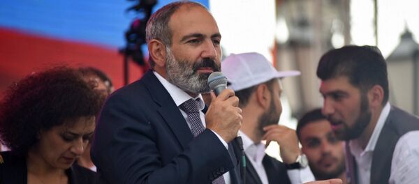 Премьер-министр Армении Никол Пашинян на площади Республики (8 мая 2018). Еревaн - Sputnik Армения