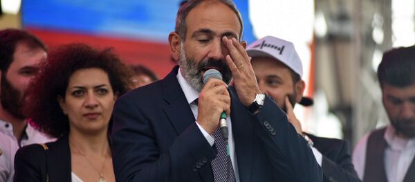 Премьер-министр Армении Никол Пашинян на площади Республики (8 мая 2018). Еревaн - Sputnik Армения